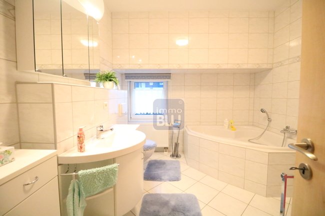 Top-gepflegt , bezugsfrei, Garten, Terrassen, Balkon und Garage, schöne Lage.......